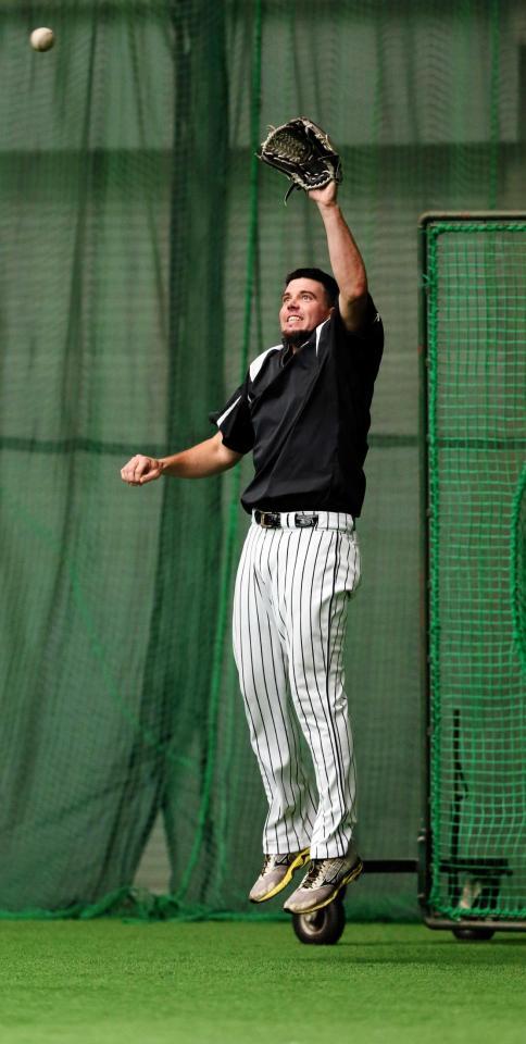 　ノックの打球をジャンプして追うメッセンジャー（撮影・高部洋祐）