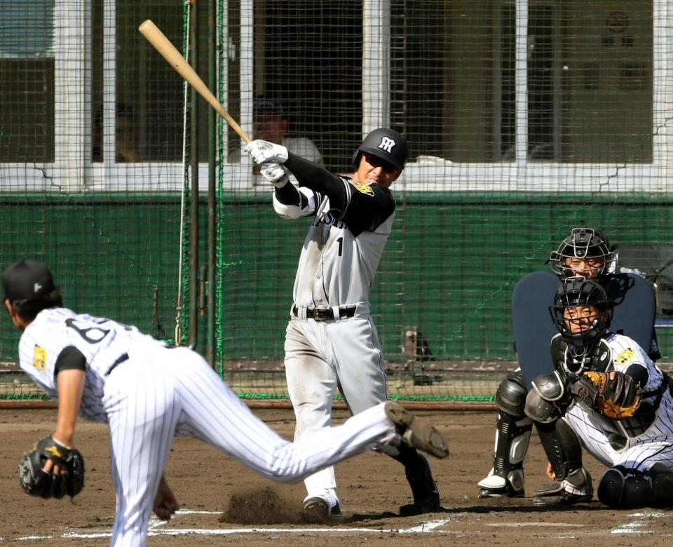 ５回無死三塁、右越えへ２ランを放つ阪神・鳥谷敬。投手・阪神・二神一人＝宜野座（撮影・田中太一）