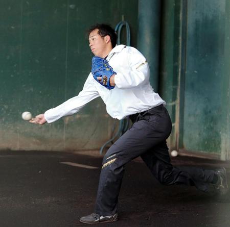 ブルペンで投球する阪神・青柳晃洋＝鳴尾浜（撮影・飯室逸平）