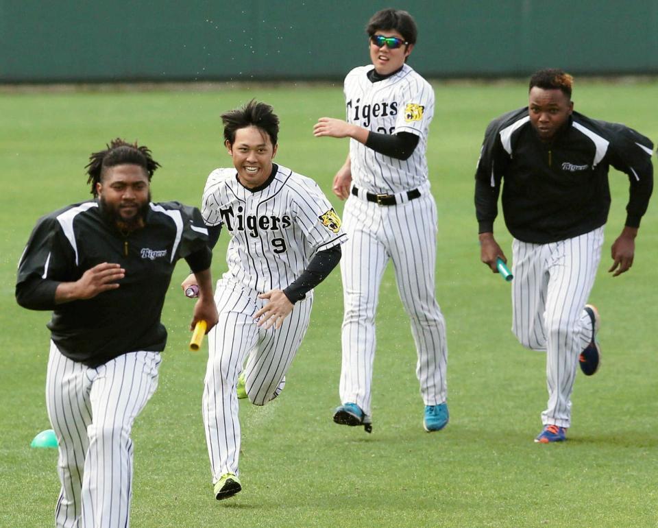 　キャンプ最終日の全員リレーで激走する高山（左から２人目）＝撮影・高部洋祐