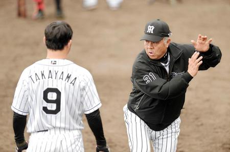 　キャンプで高山に指導する掛布２軍監督