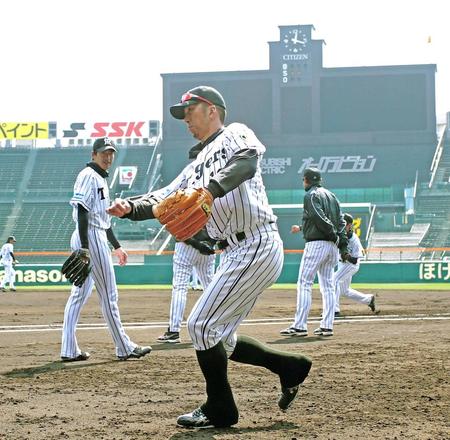 　久々の甲子園でノックを受ける藤川（撮影・飯室逸平）