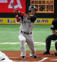 ６回、左前適時打を放つ阪神・西岡剛＝ヤフードーム（撮影・北村雅宏）