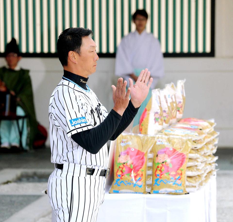 　必勝を祈願し柏手を打つ金本　監督（撮影・飯室逸平）