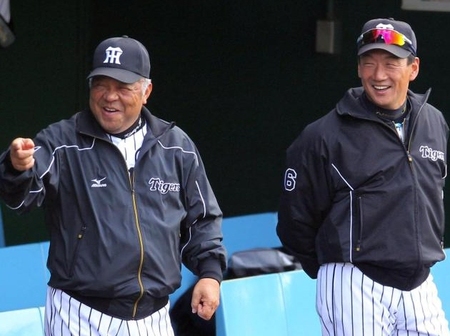 阪神・掛布雅之２軍監督（左）と談笑する阪神・金本知憲監督＝鳴尾浜（撮影・山口　登）