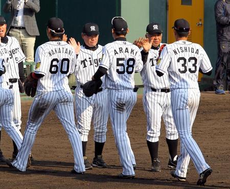 逆転勝利し選手を出迎える阪神・掛布雅之２軍監督（右から２人目）＝鳴尾浜（撮影・山口　登）