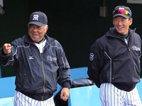 阪神・掛布雅之２軍監督（左）と談笑する阪神・金本知憲監督＝鳴尾浜（撮影・山口　登）