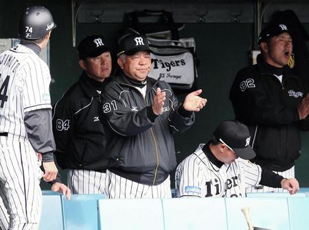 中日に競り負け、悔しそうに手をたたく阪神・掛布雅之２軍監督＝鳴尾浜（撮影・北村雅宏）