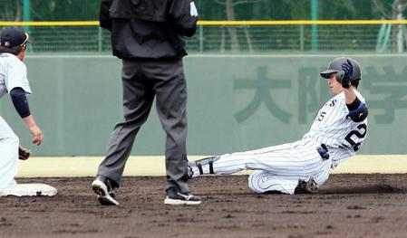 ３回阪神無死、阪神・江越大賀は右線に二塁打を放ち、ベースに滑り込む＝鳴尾浜（撮影・北村雅宏）