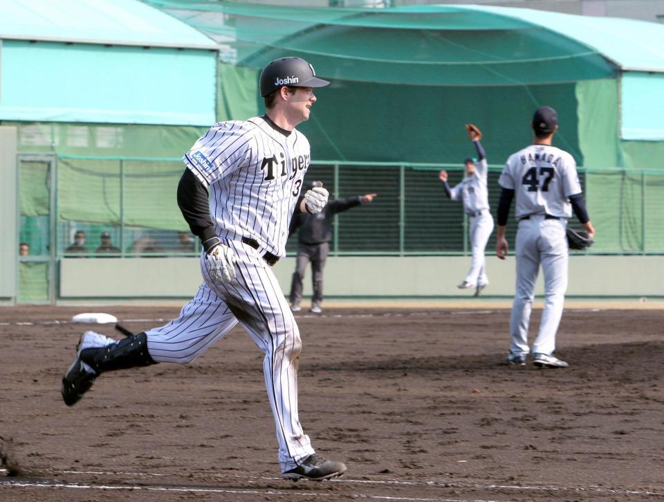 ６回、三塁ベース直撃する内野安打を放ったヘイグ（撮影・山口登）