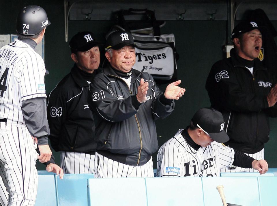 中日に競り負け、悔しそうに手をたたく阪神・掛布雅之２軍監督＝鳴尾浜（撮影・北村雅宏）