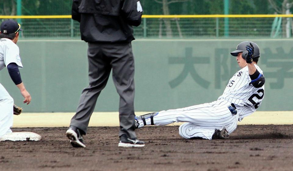 ３回阪神無死、阪神・江越大賀は右線に二塁打を放ち、ベースに滑り込む＝鳴尾浜（撮影・北村雅宏）