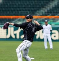 キャッチボールで調整する藤浪（撮影・高部洋祐）