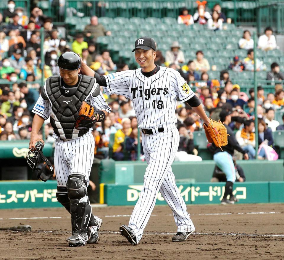 　４回、小宮山（左）の頭をなでながら笑顔でベンチに戻る（撮影・高部洋祐）