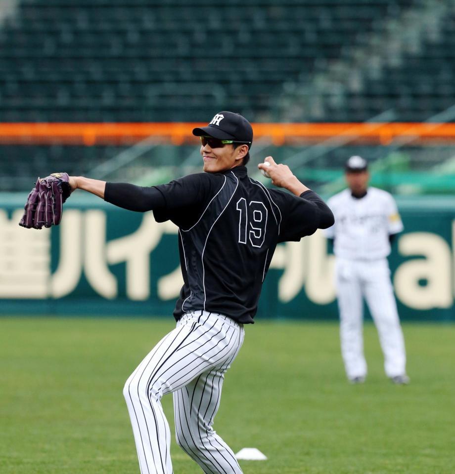 キャッチボールで調整する藤浪（撮影・高部洋祐）