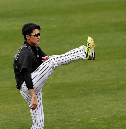 　足を大きく上げて運動する藤浪（撮影・高部洋祐）