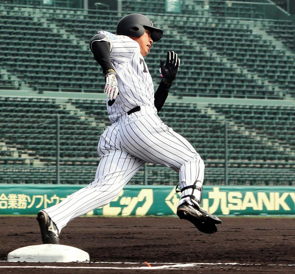 　１回、全力で２塁へ向かう高山（撮影・北村雅宏）