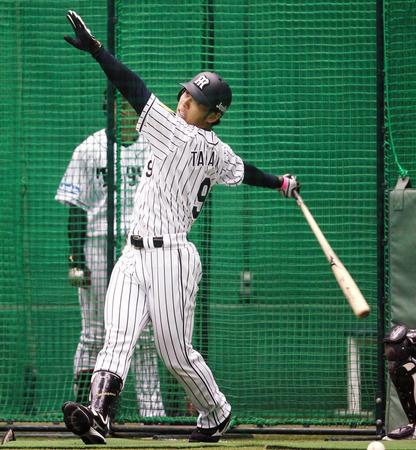 　打撃練習で快音を響かせる高山（撮影・北村雅宏）