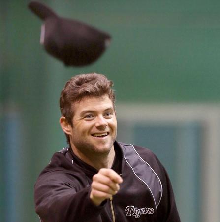 　練習中、帽子を放り投げるヘイグ（撮影・田中太一）