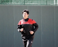 ポール間走で汗を流す竹安