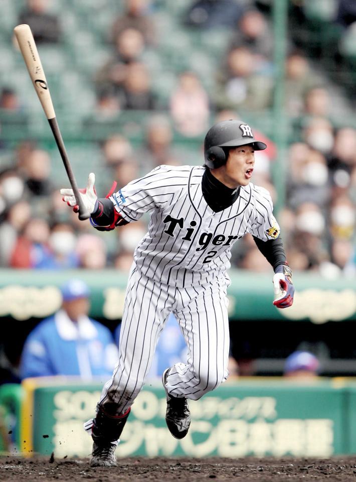 　５回、右前適時打を放つ横田（撮影・北村雅宏）