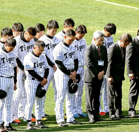 　練習開始前、ナインや関係者らと黙とうをささげる金本監督（中央）＝撮影・飯室逸平