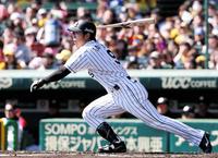 ３回阪神無死、中前安打を放つ阪神・高山　俊＝甲子園（撮影・高部洋祐）
