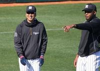 ドリス（右）と談笑する藤川（撮影・田中太一）