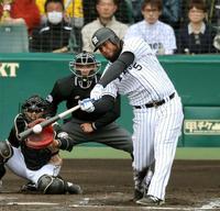 ６回阪神２死一、二塁、左線へ適時打を放つ阪神　マウロ・ゴメス＝甲子園（撮影・田中太一）