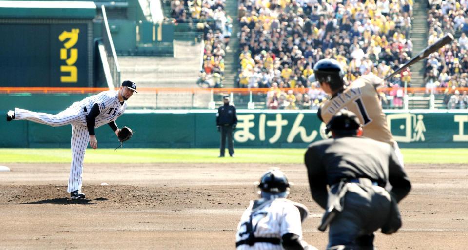 ２回、大谷（右手前）から空振り三振を奪うメッセンジャー（撮影・高部洋祐）　