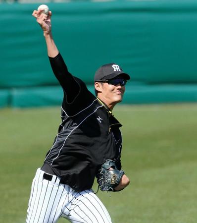 変化球を交えたキャッチボールで調整する阪神・藤浪晋太郎＝甲子園（撮影・飯室逸平）