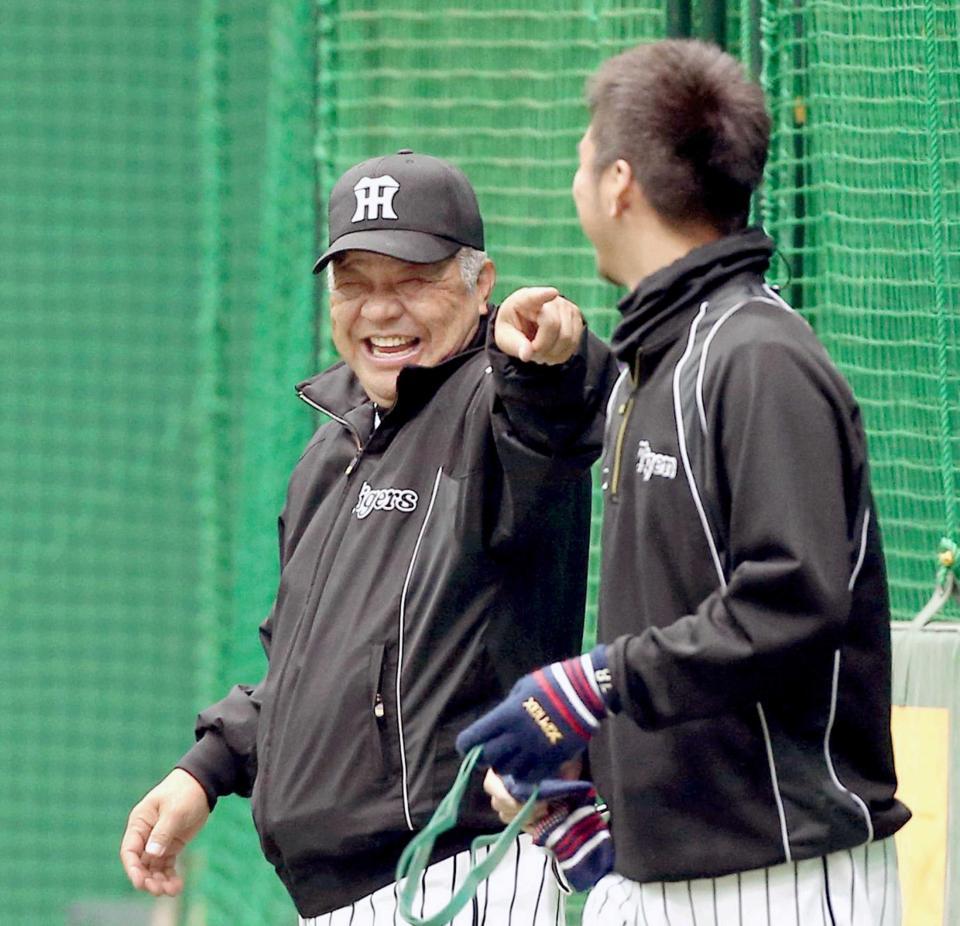 　藤川（右）のあいさつを受け笑顔をみせる掛布２軍監督