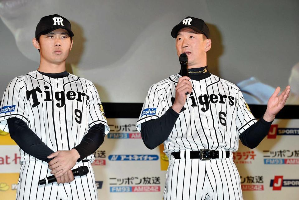 　高山（左）に期待の言葉をかけた金本監督