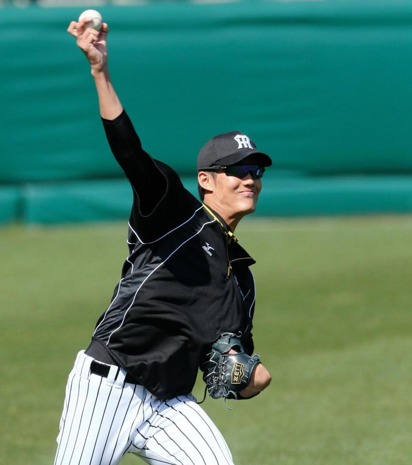 変化球を交えたキャッチボールで調整する阪神・藤浪晋太郎＝甲子園（撮影・飯室逸平）