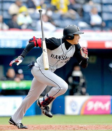 ４回、中前打を放つ横田　