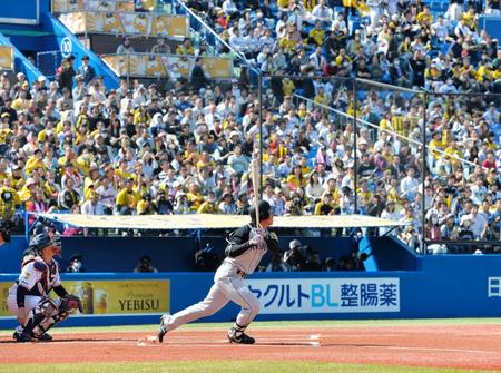 １回阪神無死、高山俊は左中間二塁打を放つ＝神宮球場（撮影・西岡正）