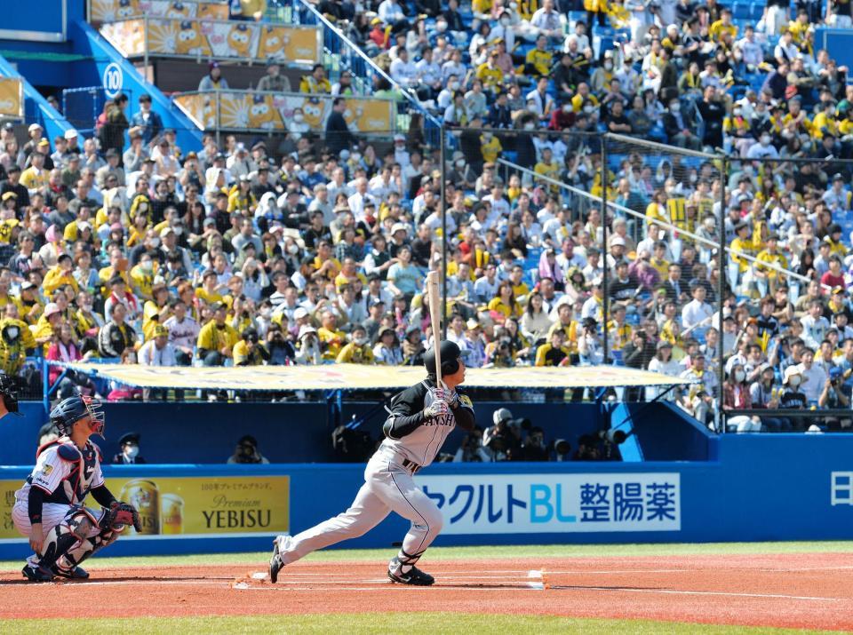 １回阪神無死、高山俊は左中間二塁打を放つ＝神宮球場（撮影・西岡正）