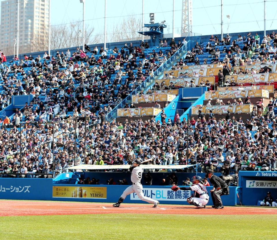 　１回、神宮のファンが注目する中、二塁打を放つ高山（撮影・飯室逸平）