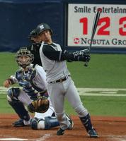 ４回阪神１死一、三塁、左犠飛を放つ阪神・上本博紀＝京セラドーム大阪（撮影・田中太一）