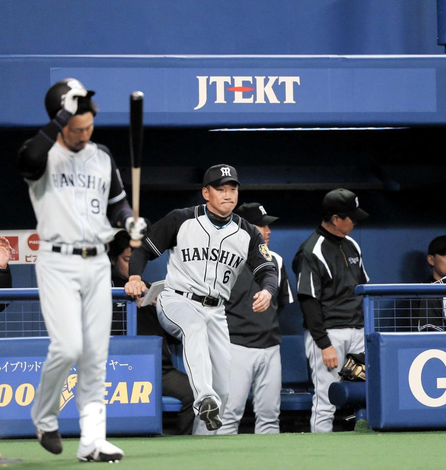 　９回、代打に狩野（左）を送る金本監督（撮影・高部洋祐）