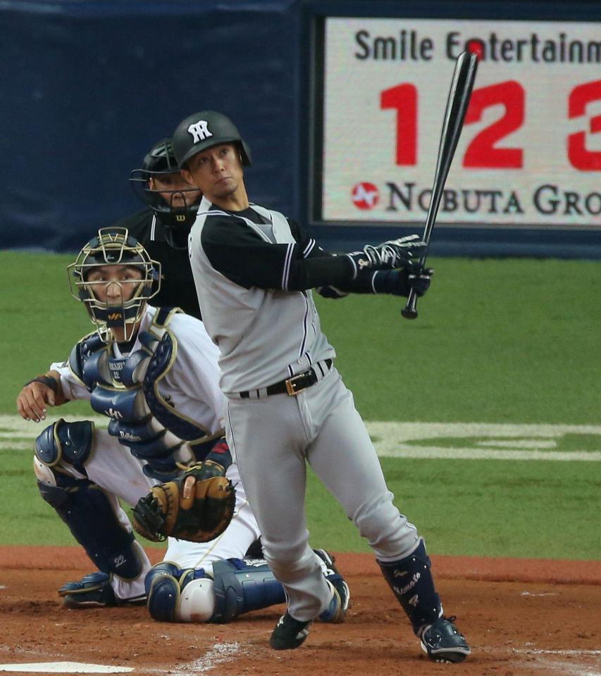 ４回阪神１死一、三塁、左犠飛を放つ阪神・上本博紀＝京セラドーム大阪（撮影・田中太一）