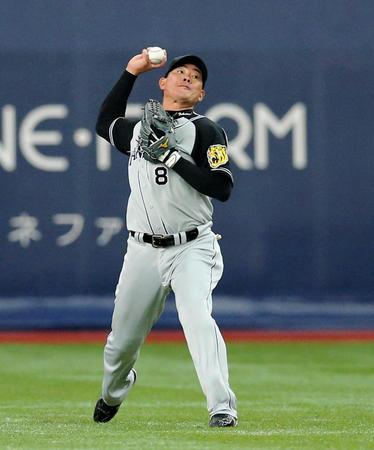 正確な本塁送球で二塁走者を刺した福留