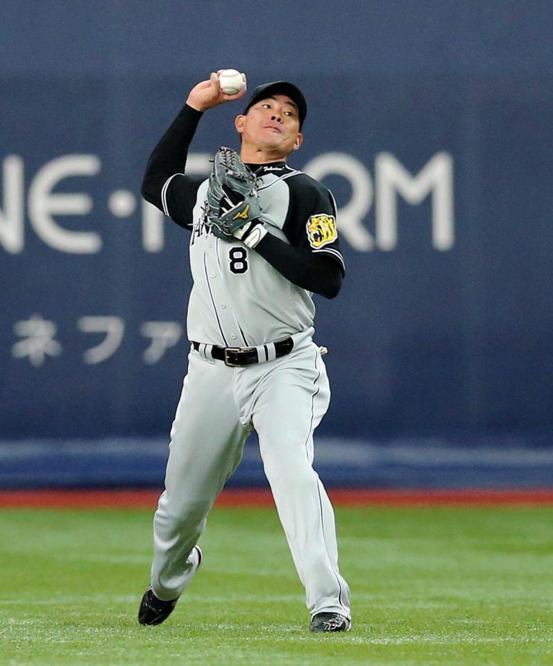 正確な本塁送球で二塁走者を刺した福留