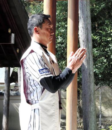 必勝を祈願し、柏手を打つ阪神・金本知憲監督＝広田神社（撮影・高部洋祐）