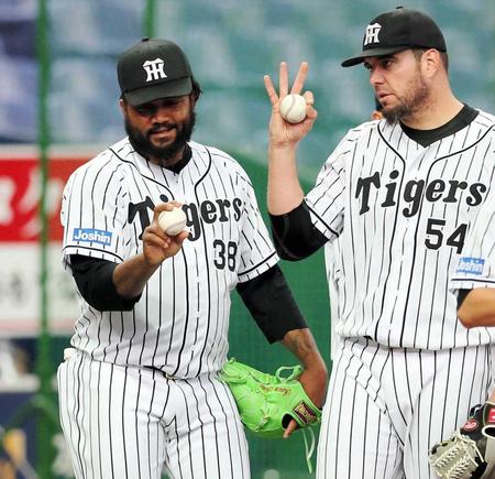 　メッセンジャー（右）と「変化球談議」に盛り上がるマテオ