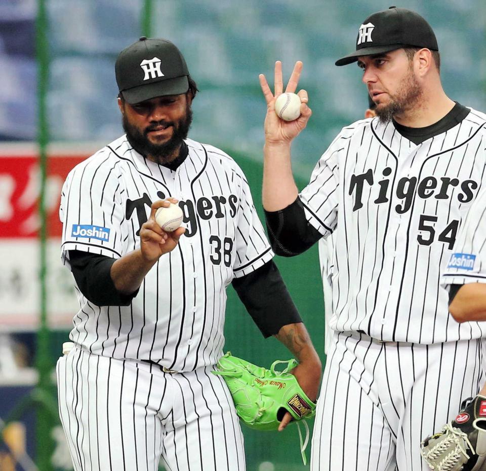 　メッセンジャー（右）と「変化球談議」に盛り上がるマテオ