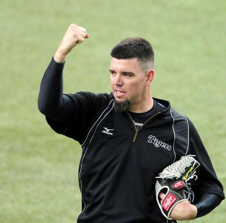 　練習中、ガッツポーズを見せるメッセンジャー（撮影・飯室逸平）