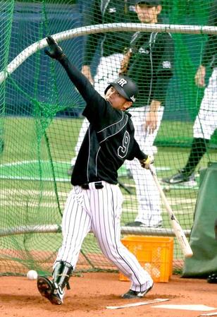 打撃練習をする高山