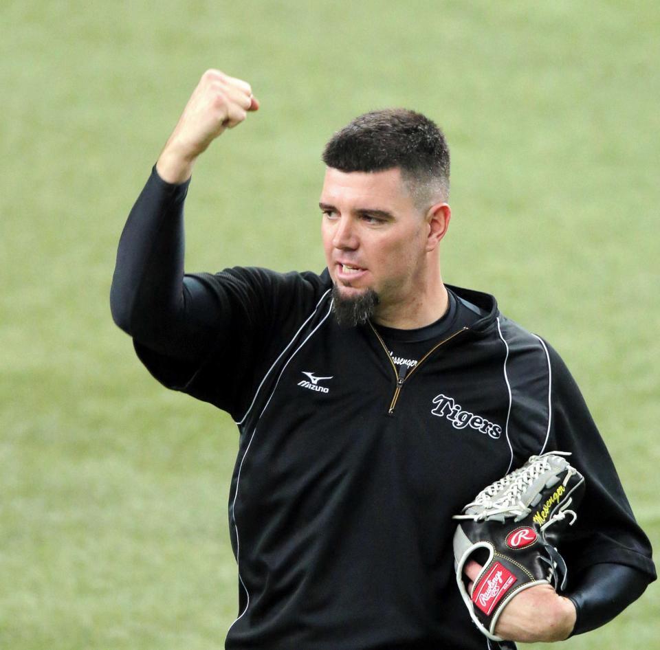 　練習中、ガッツポーズを見せるメッセンジャー（撮影・飯室逸平）