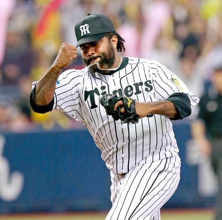 　９回、最後を締めくくりガッツポーズするマテオ（撮影・北村雅宏）